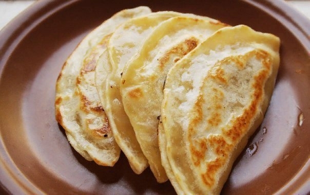 ЛЕПЁШКИ С ТВОРОГОМ И ЗЕЛЁНЫМ ЛУКОМ