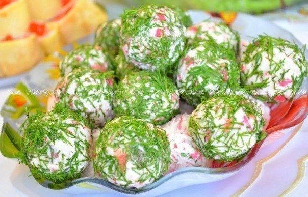 Сырные шарики с крабовыми палочками.￼