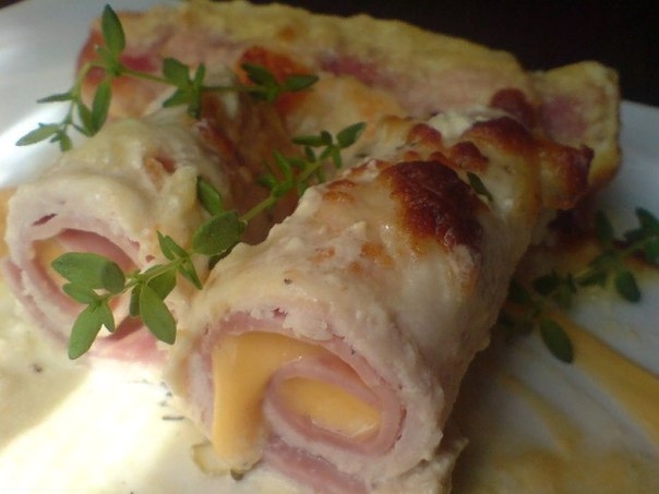 Рулетики из куриной грудки в сырном соусе ￼