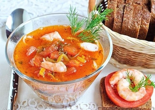 Томатный суп с лапшой и креветками