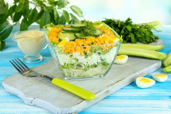 Легкий салат из свежих летних овощей с отварным яйцом.