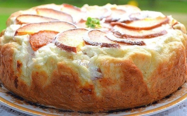 Пирог с творожно - персиковой начинкой.