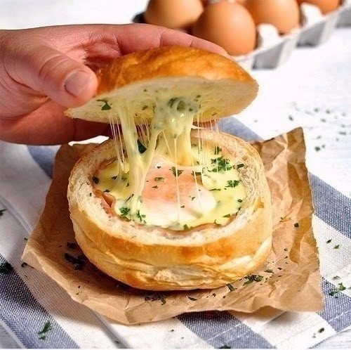 Горячие булочки с яйцом, сыром и ветчиной на завтрак