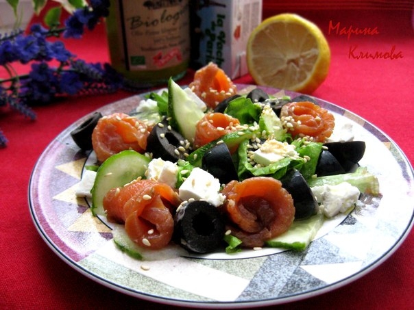 Салат с семгой, сыром "фета", маслинами и огурцом