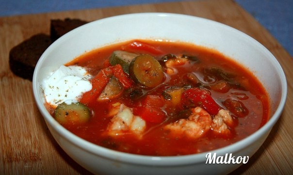 Сначала хотел томатный суп, затем минестроне,- затем решил объединить).