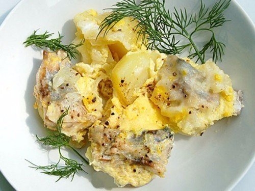 Скумбрия (ставрида), запеченная с картофелем и молоком.