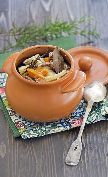 Филе индейки в горшочках с овощами и лисичками.