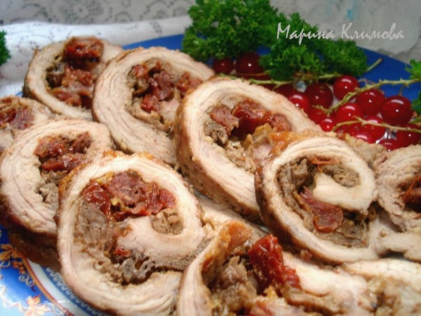 Пикантная закуска - мясной рулет фаршированный вялеными томатами и белыми сушеными грибами