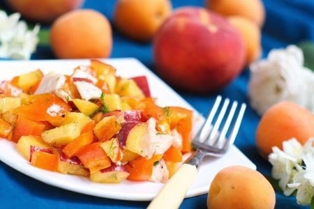 Салат с персиками, ветчиной и сладким перцем.