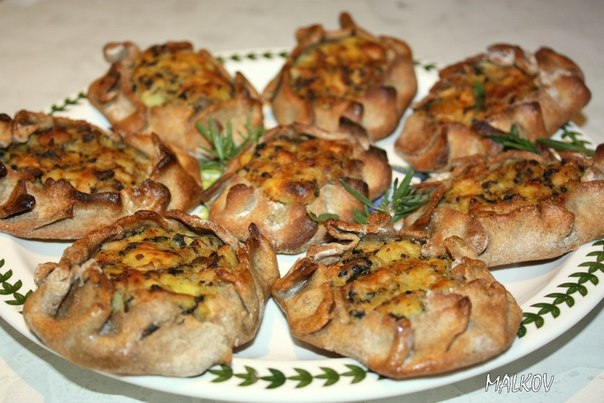 Карельские пирожки - калитки - открытые пирожки из ржаного теста с картошкой, грибами и мясом.