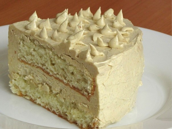 Бисквитный торт с необычным масляно-заварным кремом, в состав которого входит халва.