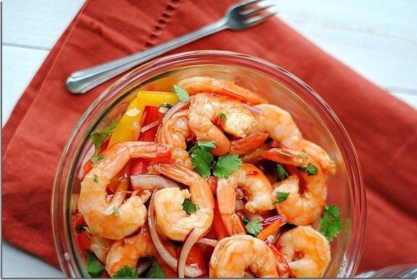 Пикантный салат с креветками.