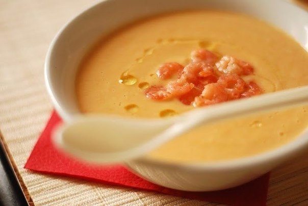 Крем-суп с креветками и цветной капустой.