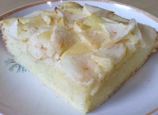 Творожная запеканка с яблоками.