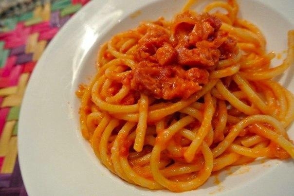 Спагетти с беконом и острым соусом из помидоров