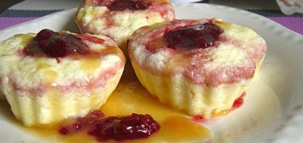 Паровое творожное суфле с вишневым конфитюром