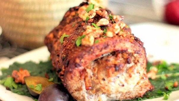 Праздничный рулет из свинины с грибами и черносливом