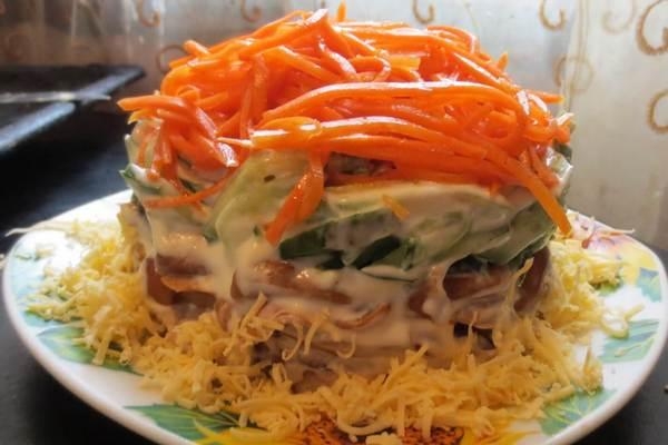 Салат с опятами, огурцом и корейской морковкой