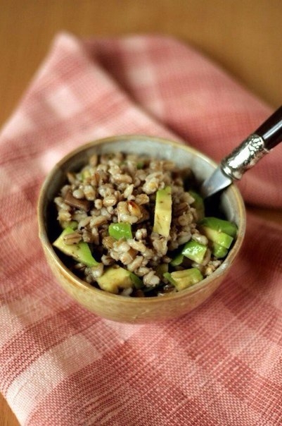 Перловая крупа с грибами и авокадо.