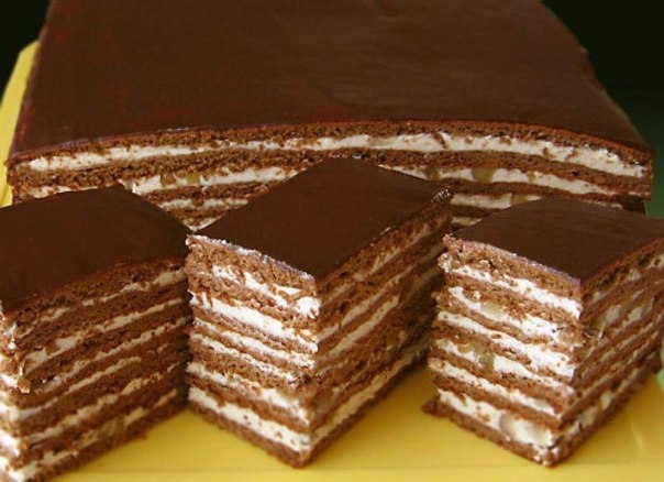Медово-шоколадный торт с орехами.
