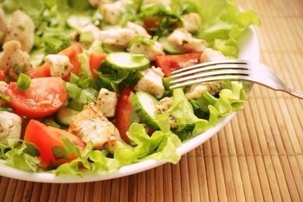 Салат из курицы и свежих овощей - отличный и быстрый ужин!