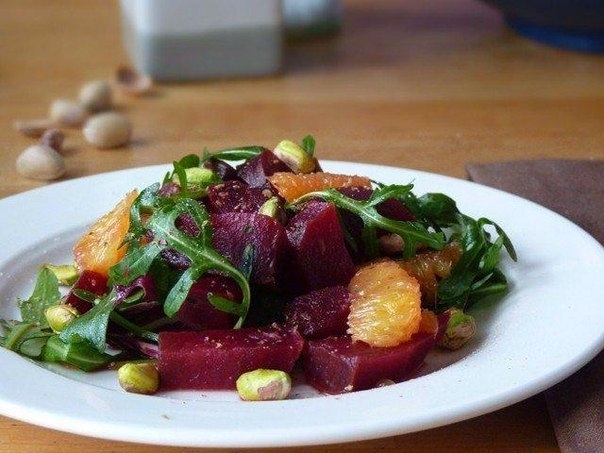 САЛАТ СО СВЕКЛОЙ, АПЕЛЬСИНАМИ И РУККОЛОЙ. САЛАТ СО СВЕКЛОЙ, АПЕЛЬСИНАМИ И РУККОЛОЙ.