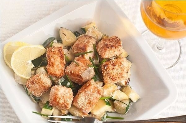 Красная рыба с кунжутом и цуккини