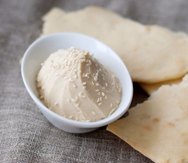 Паштет из нута с запеченным чесноком