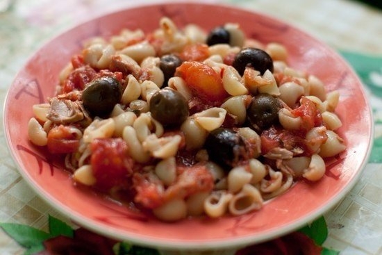 Спагетти с оливками и тунцом