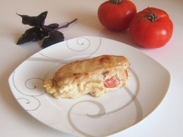 Куриные грудки с томатом и базиликом
