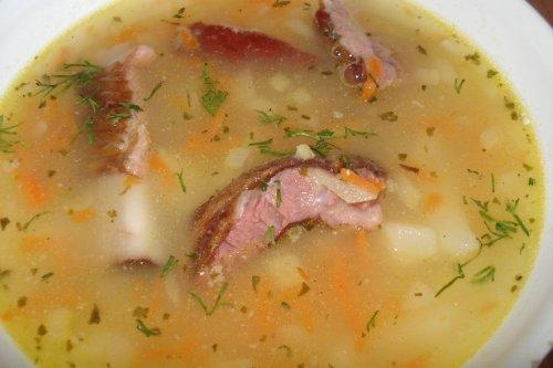 Гороховый суп с копчеными свиными ребрышками в мультиварке.