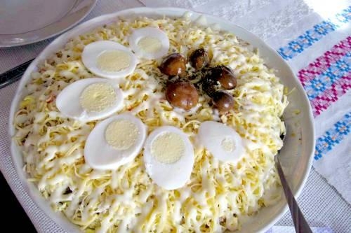 Мясной салат «Мельник» с грибами и сыром.