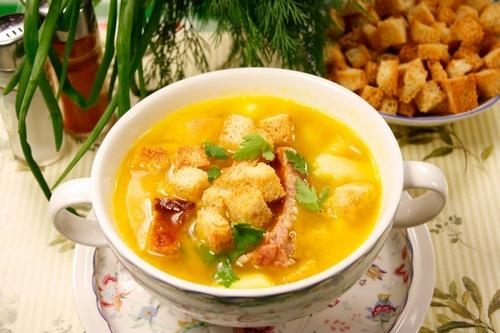 Суп гороховый с овощами и копчеными ребрышками.