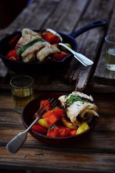 Рулеты из трески запеченные с овощами