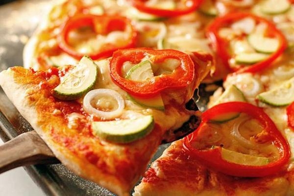 Домашняя овощная пицца под сыром.
