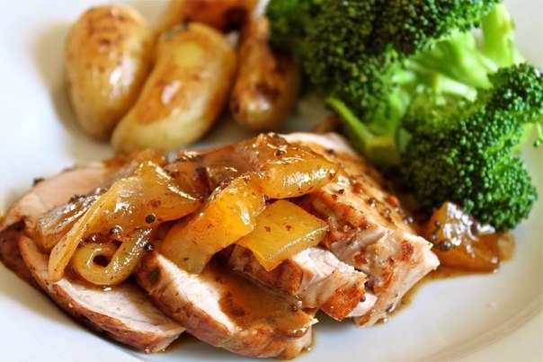 Свинина в карри с яблоками и орехами