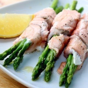 Спаржа, запеченная в лососе