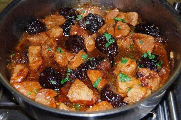 Говядина с черносливом и морковью