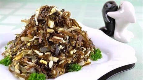 Салат из морской капусты с перепелиными яйцами