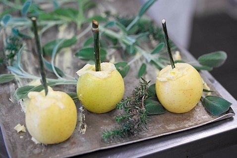 Яблоки, фаршированные творогом с лимонной цедрой