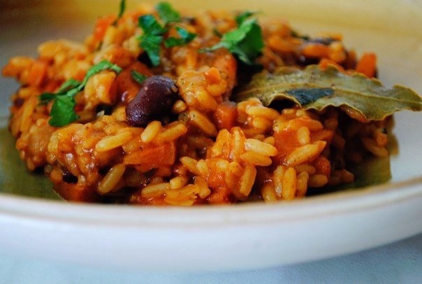 Томатный плов с фасолью.