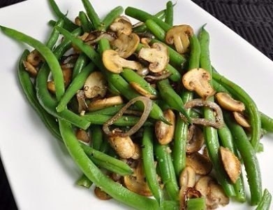Тушёная стручковая фасоль с грибами