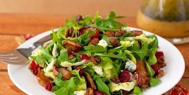 Грушевый салат с заправкой из меда.