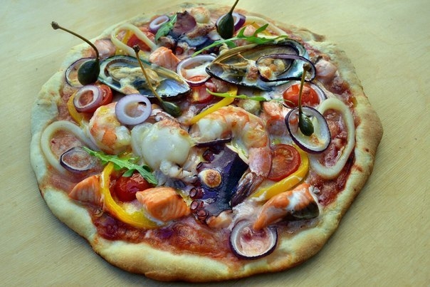 Пицца с морскими гадами, приготовленная в угольном гриле.