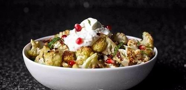 Цветная капуста с йогуртом и гранатом.