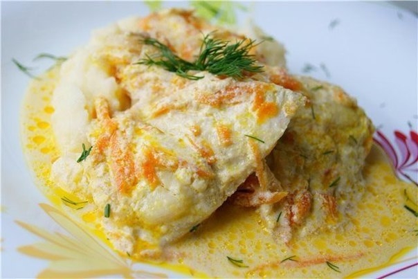 Запеченный минтай под сметанно-чесночным соусом.