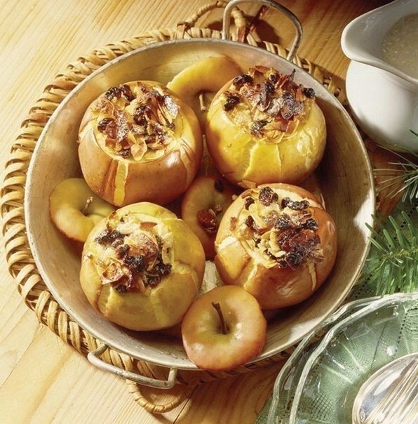 Яблоки, запеченные с орехами и медом