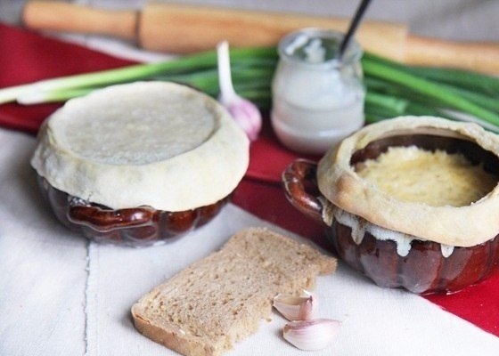 Грибы, запеченные в горшочках.