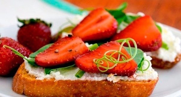 Кростики с клубникой