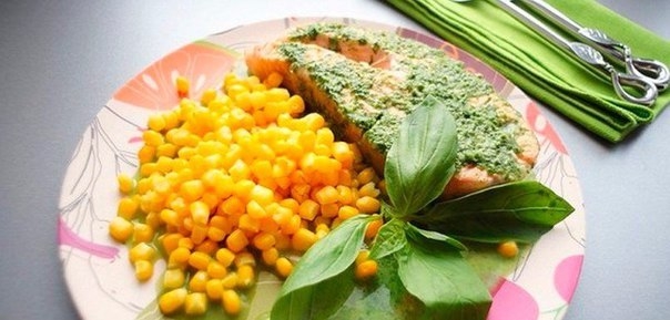 Сёмга с кукурузой и соусом из базилика